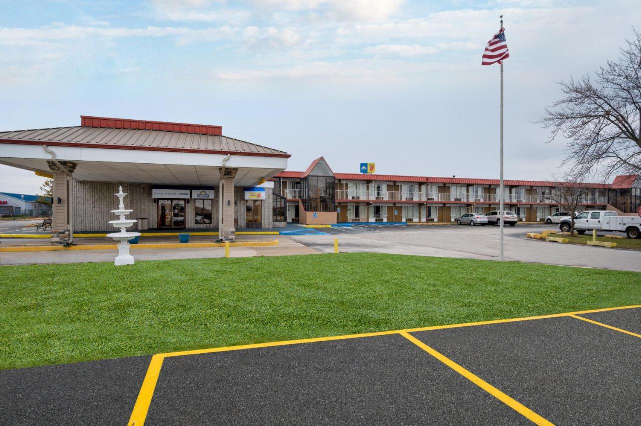 Super 8 By Wyndham Perrysburg-Toledo Hotel Exterior photo
