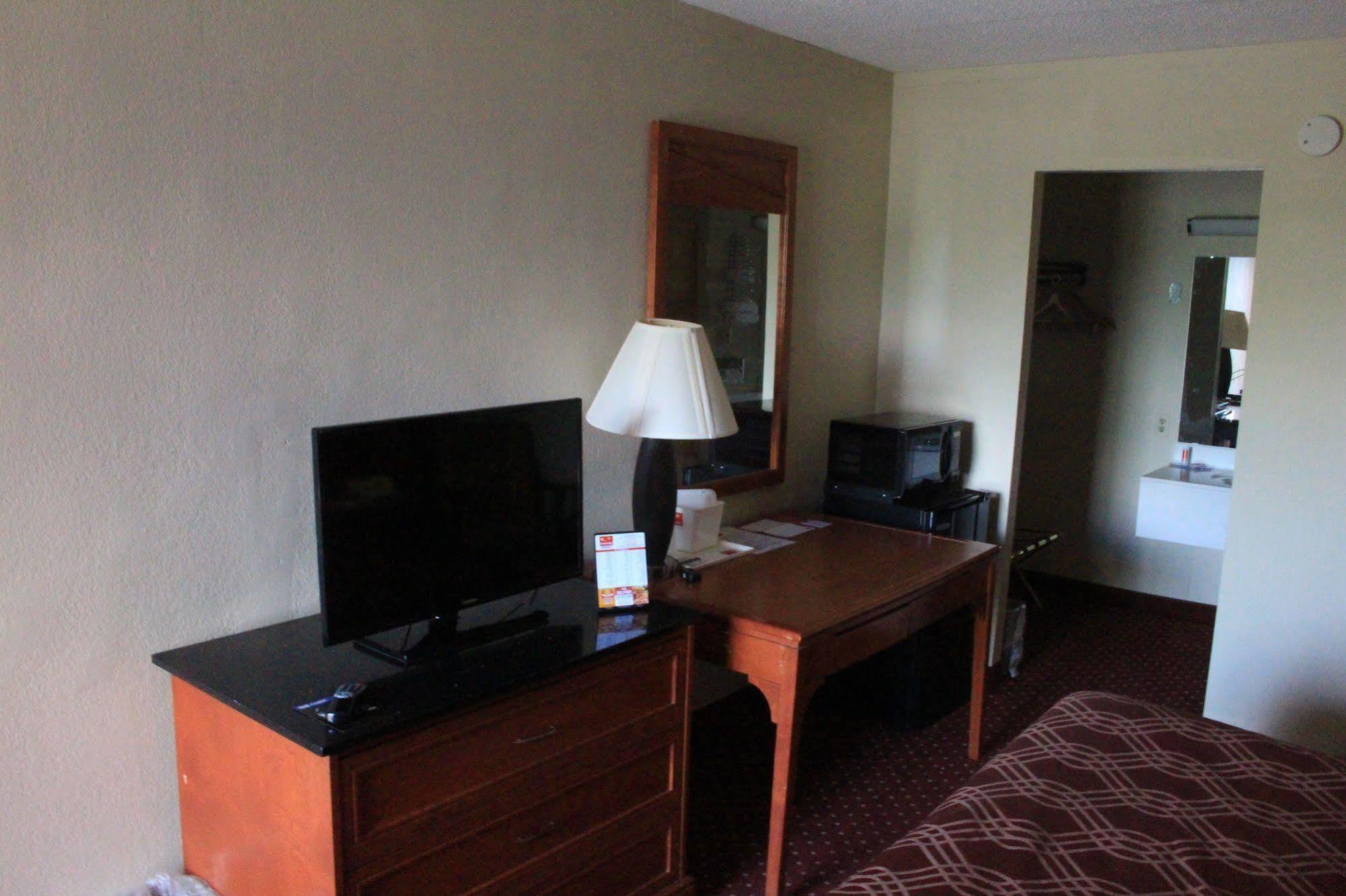 Super 8 By Wyndham Perrysburg-Toledo Hotel Exterior photo